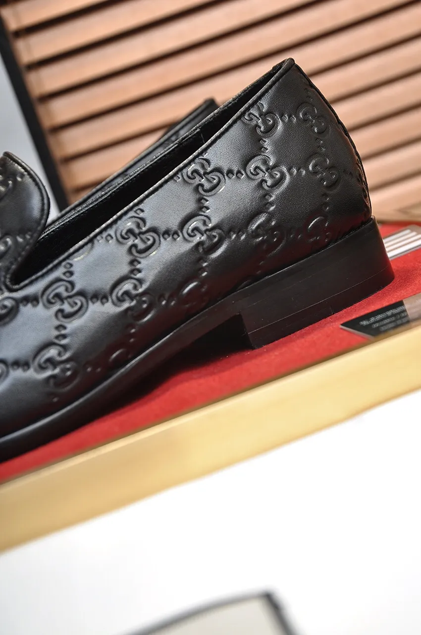 Men's shoes💰500💶Italy's top luxury men's shoe giant (GUCCI) (Gucci) (full cowhide lining) new arrival🍃Original European style🔰 Pleasant to the eye😍In order to make the shoes more durable and non-deformable🌀The production continues to follow traditional methods but there is still no lack of innovation💪Choose original sheepskin for the leather♻️ Smooth and natural And extra bright ⭐Made of imported cowhide, the first choice of rich people 38-45 (45 customized)